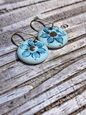 NWOT Hand-Painted Natural Stone Circle Earrings – Blue Floral 5/8"